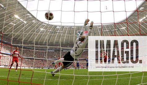 Luca Toni Bayern Re Erzielt Gegen Torwart Manuel Neuer Schalke