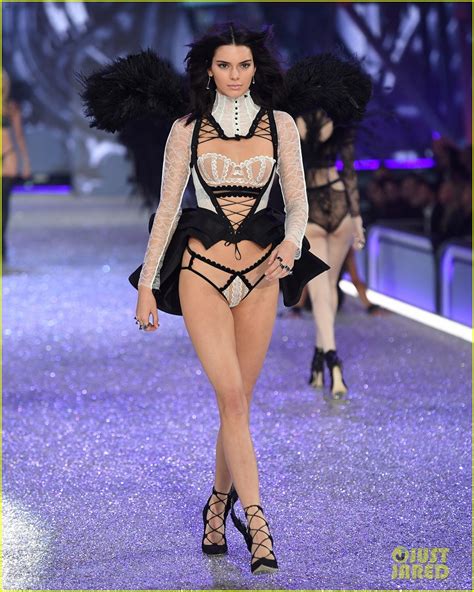 Photo Kendall Jenner Slays The Runway During Victorias Secret Fashion