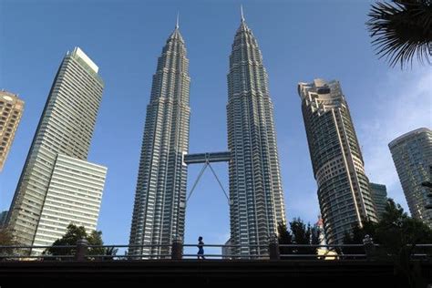 The iconic skybridge that links the two together acts as a tendon of sorts, keeping the sisters from swaying too much during high winds. Cesar Pelli, Designer of Iconic Buildings Around the World ...