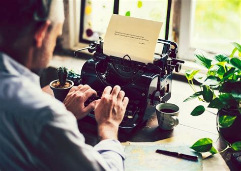 Hombre Escribiendo En Una Máquina De Escribir Vintage Foto Premium