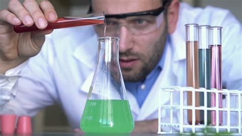 Chemist Mixing Chemicals In Erlenmeyer Flask Videos De Metraje En Stock