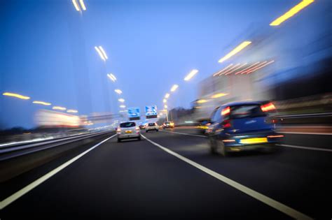 Voiture vitesse voiture conception vitesse creatif. vitesse-au-volant - L'Automobiliste