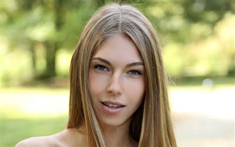 Daphne Dare Women Pornstar Blonde Blue Eyes Shoulder Length Hair