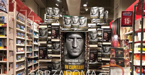 Un Capitano File In Libreria Per Acquistare La Biografia Di Totti Foto Video Forzaroma