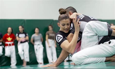 Womens Self Defense That Actually Works Gracie Jiu Jitsu Self