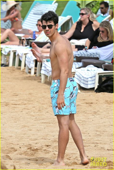 Photo Joe Jonas Shirtless Beach Frisbee Player In Hawaii Photo