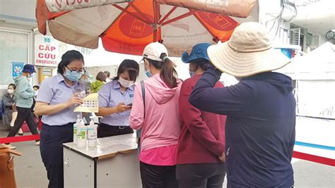 Văn bản nêu rõ, thời gian qua tp.hcm đã triển khai phần mềm hệ thống khai báo y tế điện tử áp dụng thống nhất cho tất cả cơ sở y tế trên địa bàn với mục đích hỗ trợ truy vết nhanh các trường hợp nghi nhiễm thay thế cho hình thức khai báo thủ công bằng giấy. Chuyển đổi số trong khai báo y tế tại TP.HCM
