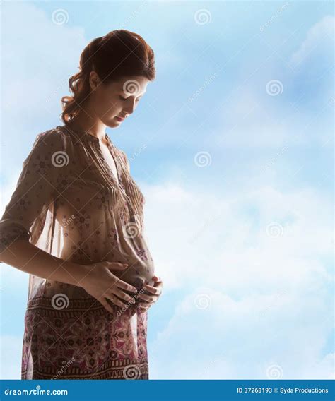 Imagen De La Silueta De La Mujer Hermosa Embarazada Imagen De Archivo