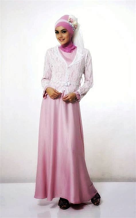 Baju gamis brokat pesta, baju gamis satin, baju gamis kombinasi sifon pokoknya desainnya cantik banget. Baju Muslim Brokat Gamis Paling Populer | Baju muslim, Muslim, Wanita
