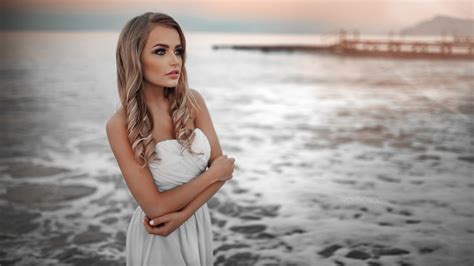 Baggrunde Kvinder model portræt blond hav Kigger væk Hvid kjole