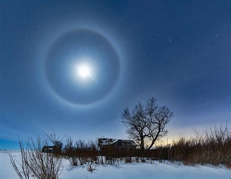 What Causes A Ring To Appear Around The Moon
