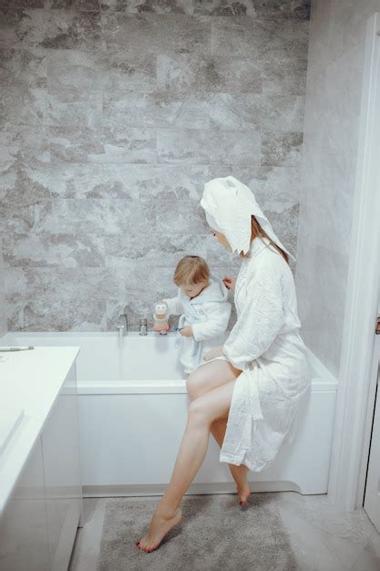 Madre Con Hijo Pequeño En Un Baño Foto Gratis