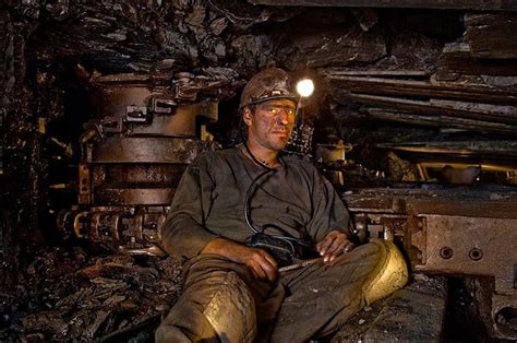 Существуют так называемые основные и вспомогательные профессии шахтёров Шахтер - описание опасной профессии, обязанности и зарплата - Помощник для школьников Спринт ...