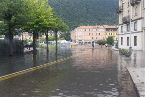 Specialises in villas from st barts to santorini. Esonda il lago di Como: fango per le strade, persone ...