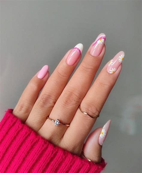 The Cutest Spring Nails Ever Pink And White Nails With Daisies I