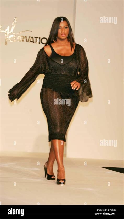 Mar 5 2006 New York New York Us Queen Latifah Introduces Her