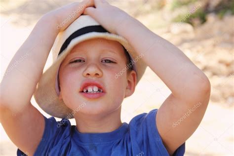 Outdoors Portrait Of Cute 6 Years Old Boy — Stock Photo © Dubova 45578407