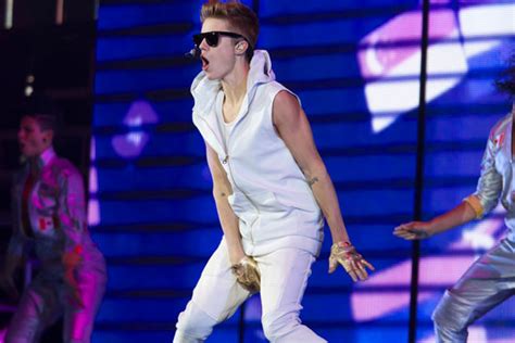 Justin Bieber Fans Chatting Group Justin Bieber Embroiled In Crazy Penis Enlargement Lawsuit