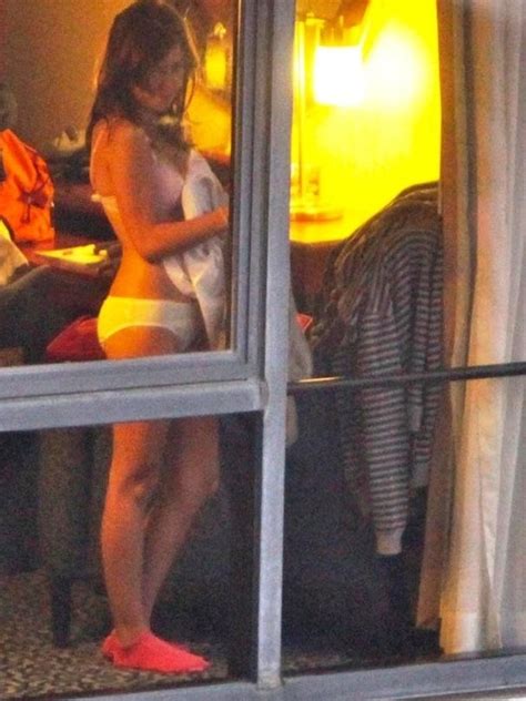 若い女の子が住んでる家の窓から盗撮した裸画像エロすぎ ポッカキット