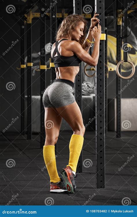 Donna Sexy Di Forma Fisica In Palestra Ragazza Muscolare Sportiva Allenamento Fotografia Stock