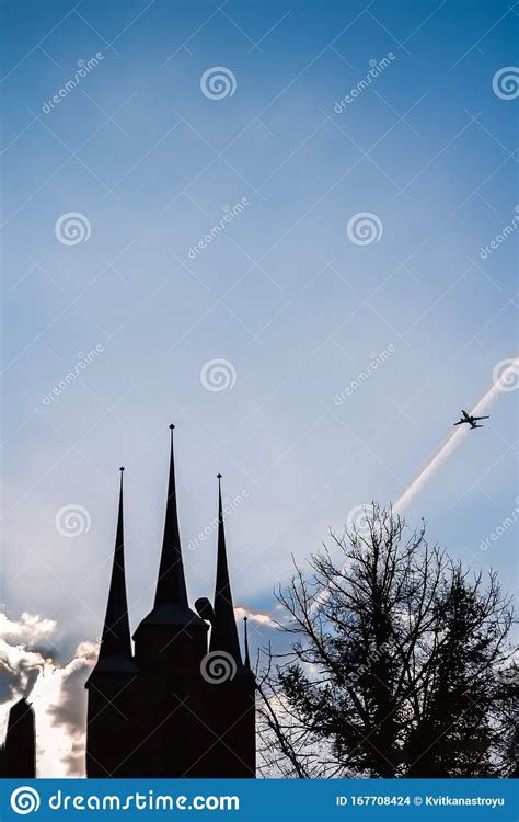 Möchtest du den ort wechseln? Silhouettes. Severi Church In Erfurt, Germany. Evening Sky ...