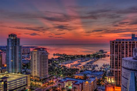 To the west of clearwater lies the gulf of mexico and to the southeast lies tampa bay. St. Petersburg Florida - Town in Florida - Thousand Wonders