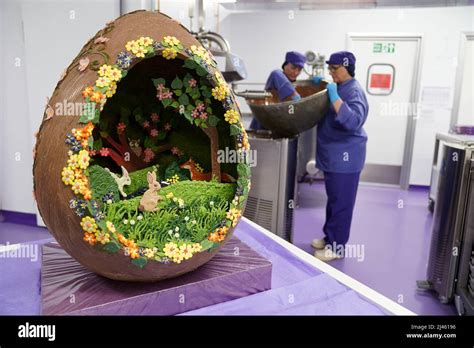 Die Chocolatiers Dawn Jenks Und Donna Oluban Von Cadbury World In Birmingham Kreieren Ein Großes