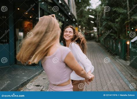 Deux Lesbiennes S amuser Dans La Rue Photo stock Image du été amour