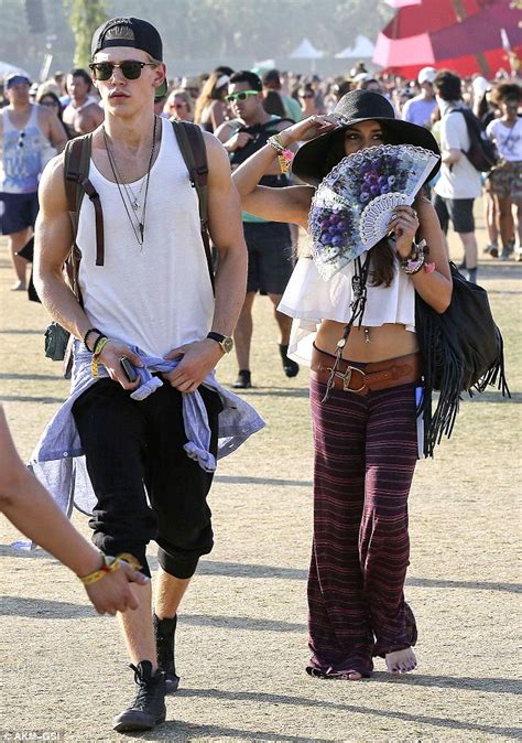 Coachella Vanessa Hudgens Bares Her Midriff With Boyfriend Austin Butler Daily Mail Online
