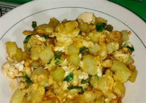 Resep gulai telur puyuh kentang ( resep masakan padang ) indonesian food recipe bahan : Resep Kentang goreng telur asin oleh arwinda t - Cookpad