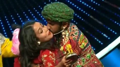 Neha Kakkar Forcibly Kissed By A Contestant On Indian Idol Daily Times