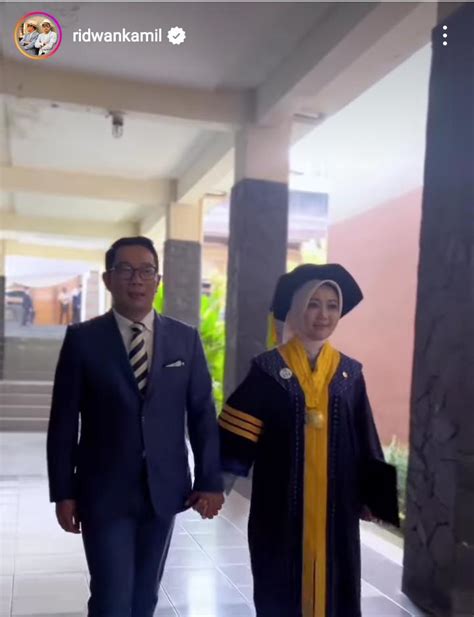 Raih Gelar Doktor Ini Potret Wisuda S Atalia Praratya Istri Ridwan