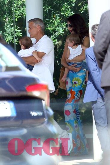 Amal alamuddin looks like she is full of joy after having a girls day out with her mom baria on wednesday (september 3) in london, england. George Clooney con Amal Alamuddin e i figli Ella e ...