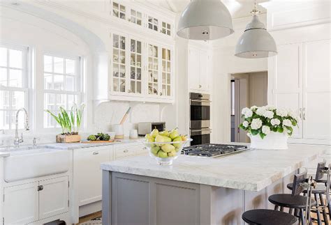White cabinets brighten a kitchen and make space feel much more open and light. Classic Coastal Style Kitchen Design - Home Bunch Interior ...