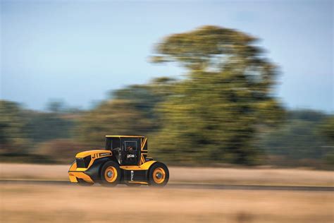 Jcb Fastrac Sets Record As Worlds Fastest Tractor Grain Central