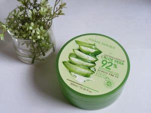 () this soothing gel is infused with 92% aloe barbadensis leaf extract which helps effectively soothe skin to moisturize with its refreshing application and quick absorption without stickiness. Nature Republic Aloe Vera Soothing Gel 92% - Manfaat dan ...