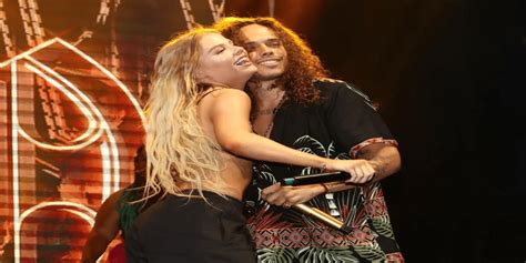 Vitão e Luísa Sonza dão primeiro beijo público em show do cantor e sambam na cara dos desafetos