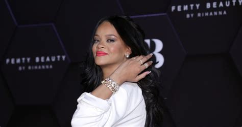 Rihanna Is Officially A Billionaire This Is Her Fortune Beyond Music