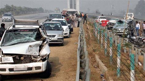 Yamuna Expressway 20 Vehicles Pile Up Due To Smog Oneindia News