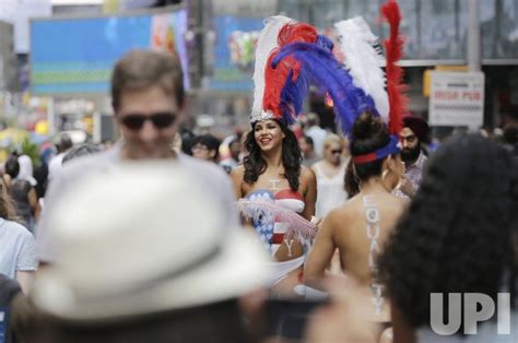 Photo Topless Women In Times Square Nyp Upi Com