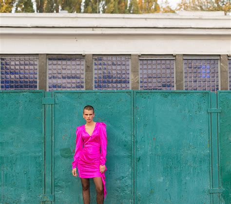 Beautiful Short Haired Woman With Beautiful Makeup In A Pink Dress Otdoors Del Colaborador De