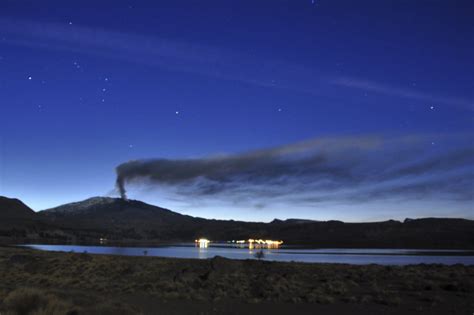 Espectacular vista de la actividad del volcán copahue,alerta amarilla por un pulso eruptivo del volcán copahue Volcán Copahue: Chile y Argentina decretan el estado de alerta