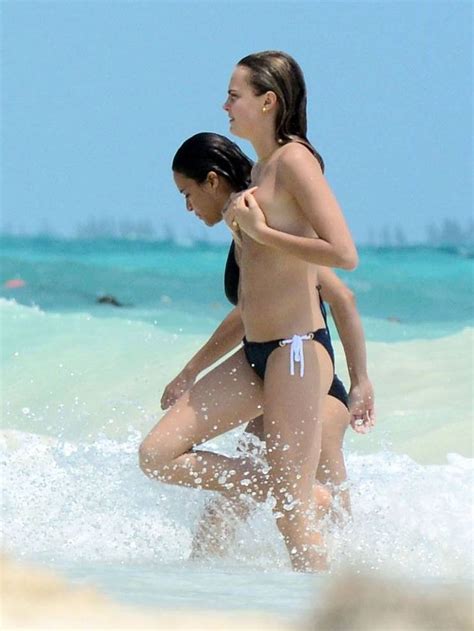 Cara Delevingne Y Michelle Rodriguez Topless Y Mimos En La Playa