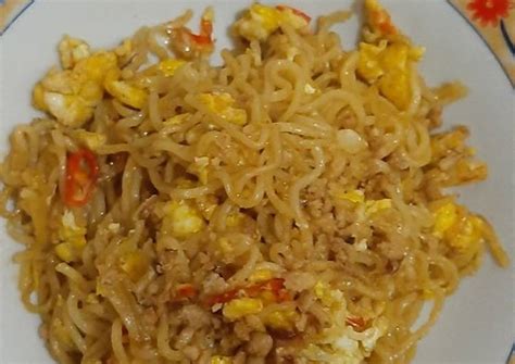 Cara memasak mie kuning lezat untuk keluarga anda. Resep : Mie Goreng Telor Lezat dan Praktis Pakai Indomie 6 ...