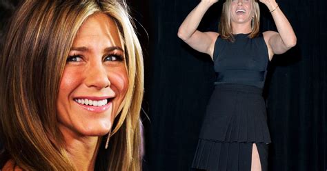 Friends Star Jennifer Aniston Takes Selfie And Shows Shes Still