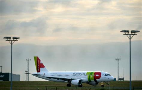 Comment Freine Un Avion à L Atterrissage - Aéroport de Lisbonne: Le pneu d'un avion éclate à l'atterrissage