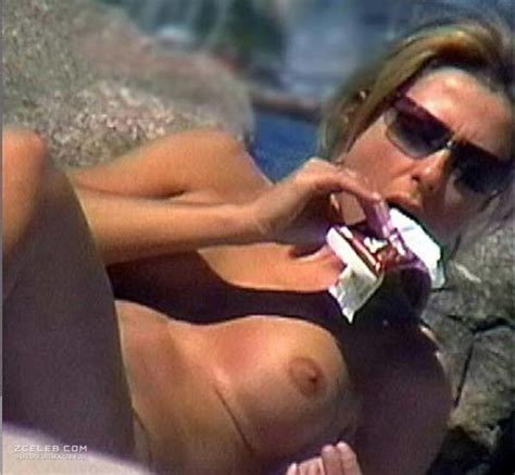 Голая грудь Дженнифер Энистон на пляже в Мексике 1999 ZCELEB