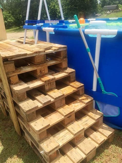 Stacked Pallet Steps for Swimming Pool - 50+ DIY Pallet Ideas That Can