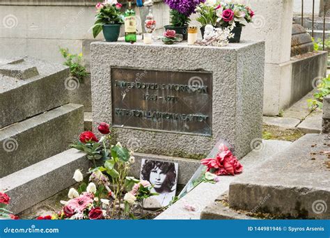 La Tumba De Jim Morrison En Pere Lachaise Cemetery París Francia Foto