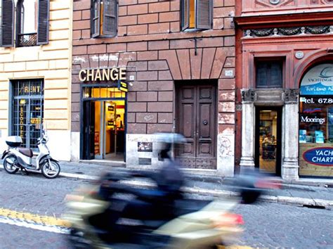 Piazza Venezia Aggressione A Gruppo Di Ragazzi Davanti Al Pub